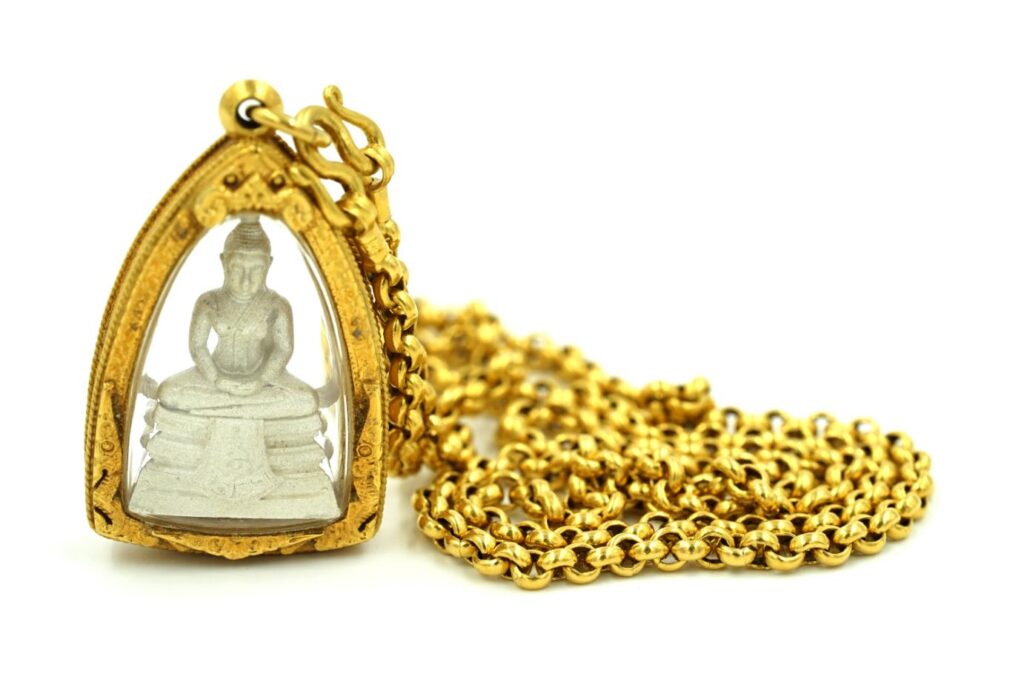 กรอบพระเลี่ยมทองคำบนพื้นหลังสีขาว