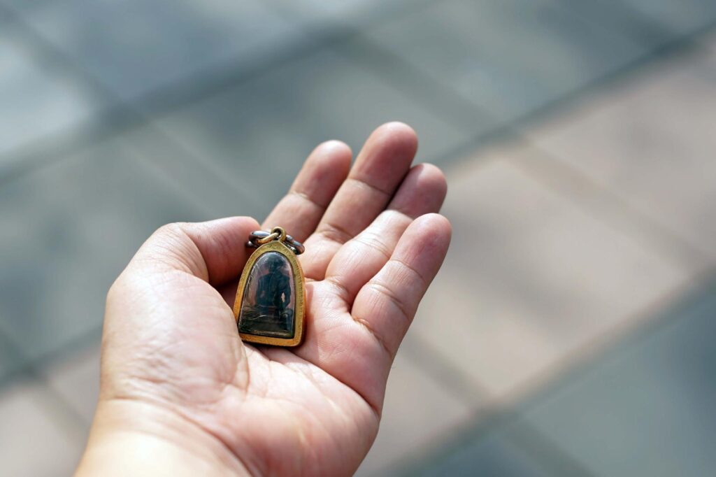 ผู้หญิงถือกรอบพระไปสอบถามร้านทองว่ากรอบพระทองแท้ขายได้ไหม