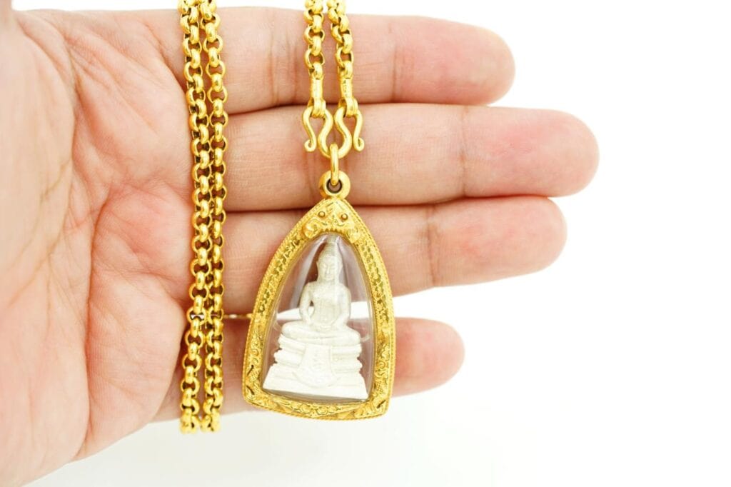 สายสร้อยทองที่ห้อยกรอบพระเลี่ยมทองคำ