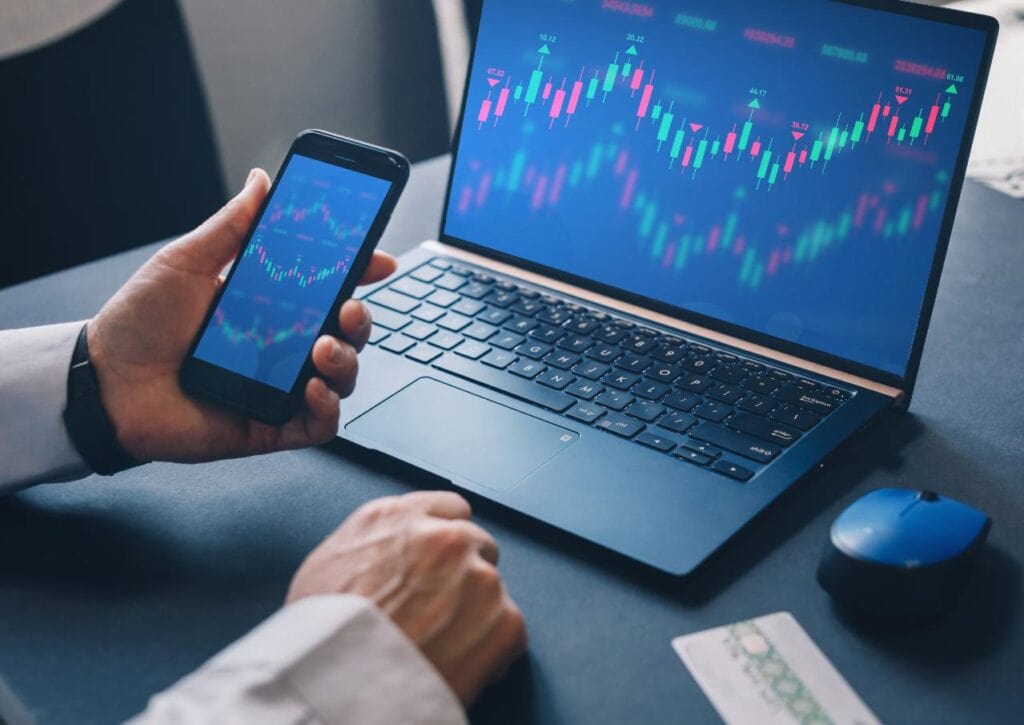 ผู้ชายกำลังดูกราฟแอปออมทองที่ปลอดภัย เชื่อถือได้