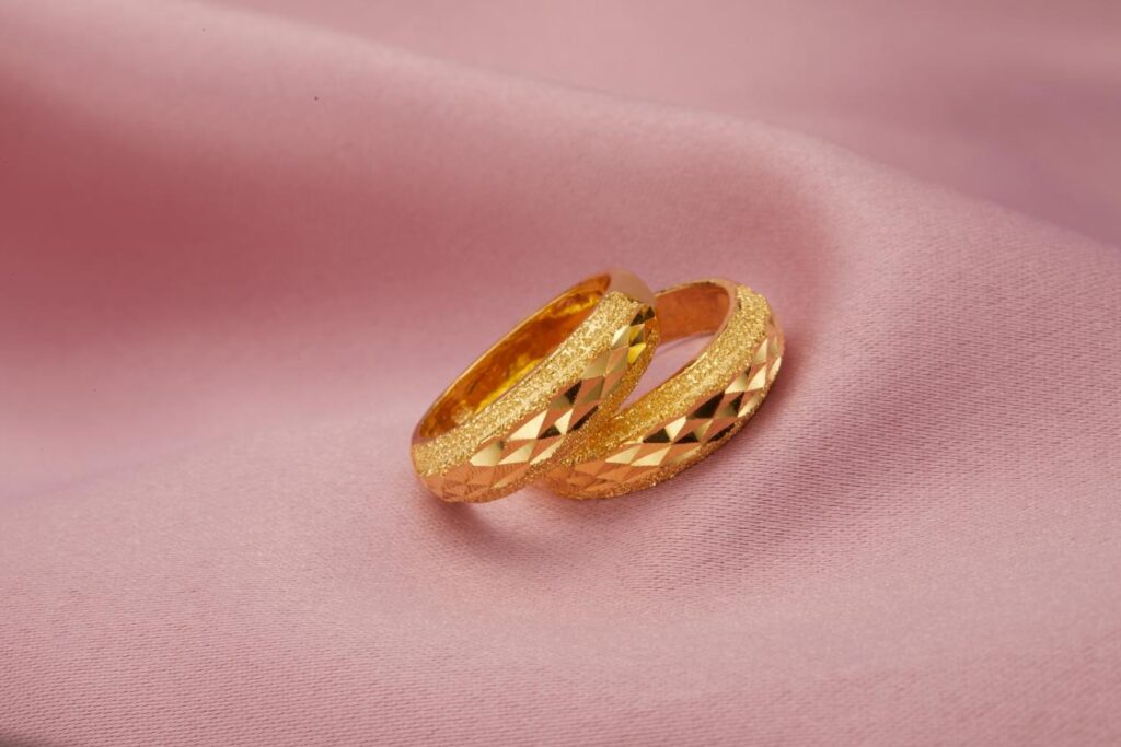 แหวนทองคำเป็นของขวัญปีใหม่ให้พ่อแม่ที่มีหลายแบบให้เลือกตามความชอบของพ่อแม่