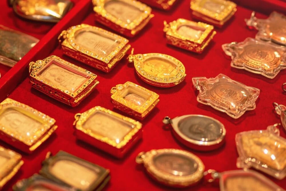 พระเครื่องโบราณ การเลี่ยมพระแบบโบราณด้วยกรอบทองคำแท้