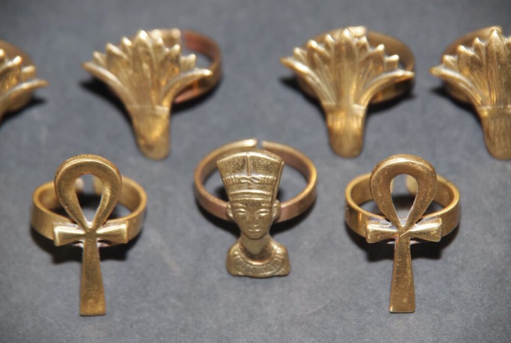 สัญลักษณ์ทองคำจากอารยธรรมอียิปต์โบราณ