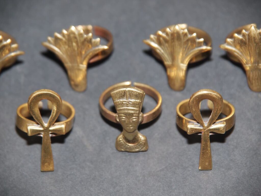 สัญลักษณ์ทองคำจากอารยธรรมอียิปต์โบราณ