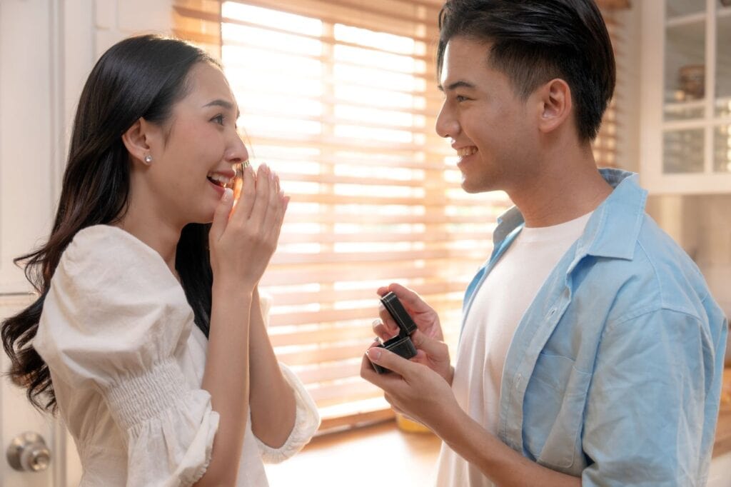 ผู้ชายซื้อแหวนทองให้แฟนเป็นของขวัญ