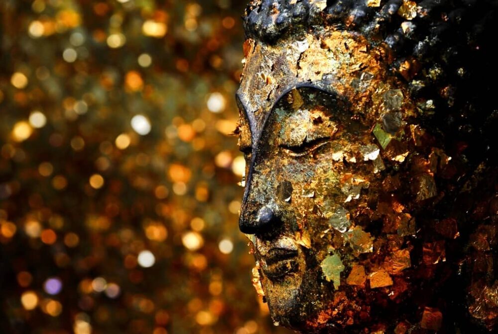 ทองคำเปลวคือวัสดุที่ใช้ติดบนพระพุทธรูป