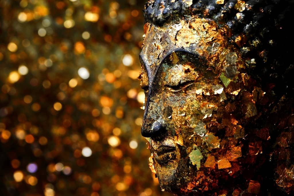 ทองคำเปลวคือวัสดุที่ใช้ติดบนพระพุทธรูป