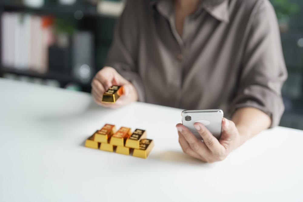 ผู้หญิงซื้อทองออนไลน์ กำลังตั้งคำถามว่า ซื้อทองเก็บไว้ดีไหม ?